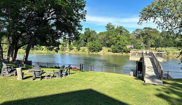 Lake It Easy.5BR Waterfront Home, Dock, Deck and Game Area