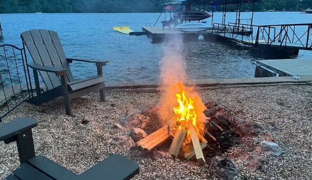 Lake it Easy Waterfront Sunset Views, Firepit, Dock, King Bed