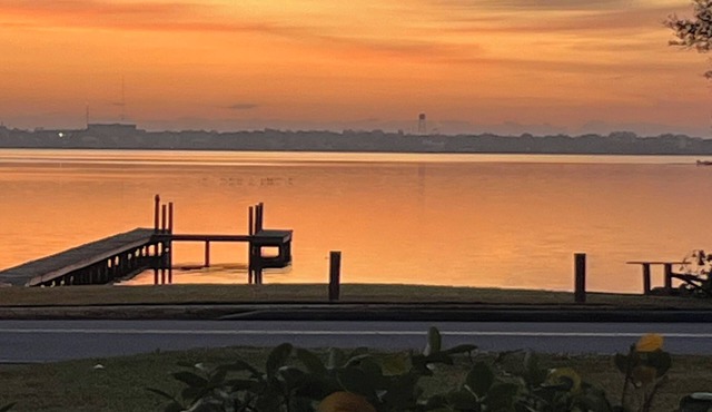 Lake Jackson beachfront home w/dock, pool table, close to restaurants/shops