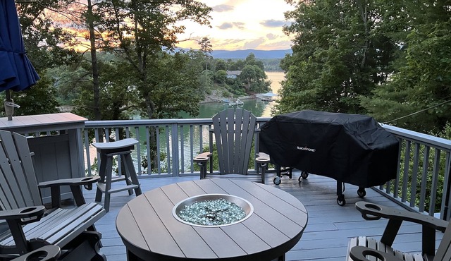 Lake James N.C. Waterfront, Private Dock, Bunkee/porch on water! Beautiful views