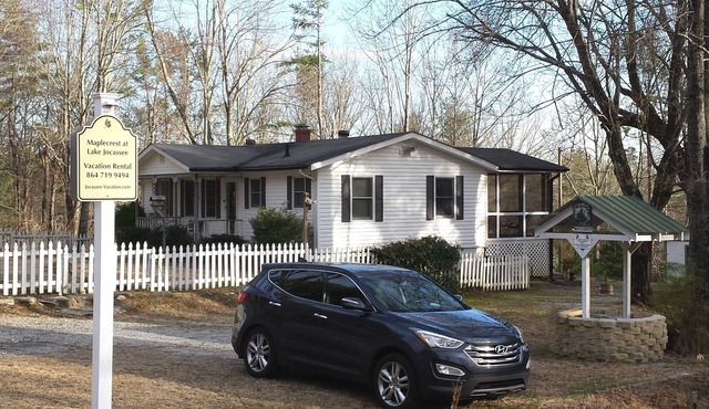 Lake Jocassee ~ Easy Lake Access ~ Loved By Our Guests ~ Pet Friendly