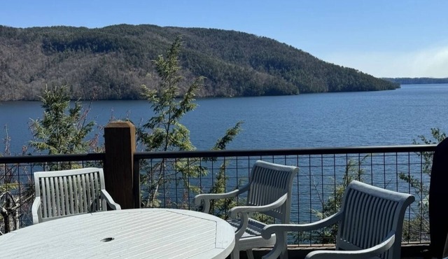 Lake Jocassee lake front home