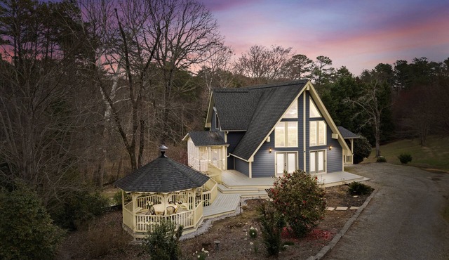 Lake Jocassee retreat on two acres! New hot tub, Devil’s Fork State Park