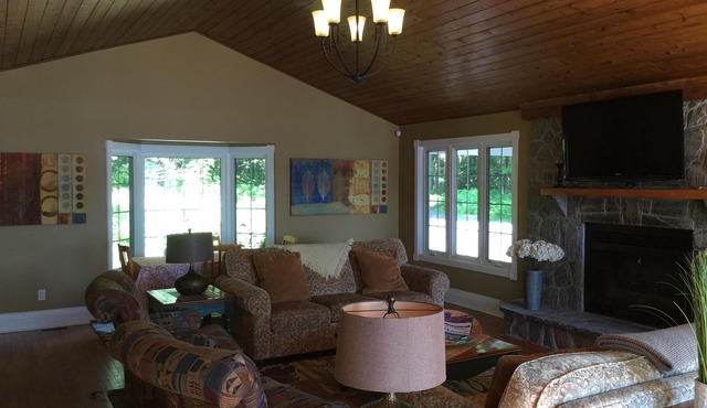 Lake Joseph Family Cottage · Sandy Beach · Sleeps 6