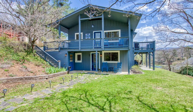 Lake Junaluska retreat with patio, new HVAC system, and free WiFi