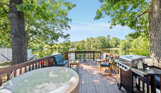 Lake & Kayaks w Hot Tub - 20 Mins to Beaches!