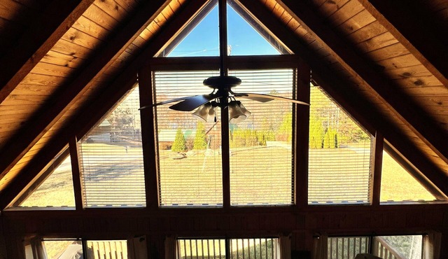 Lake Keowee! Cozy 2-bedroom cabin in peaceful Six Mile with Pool and Dock Access