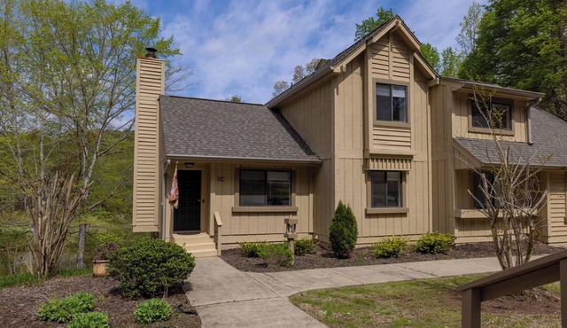 Lake Keowee Home near Clemson, golf, hiking, boating