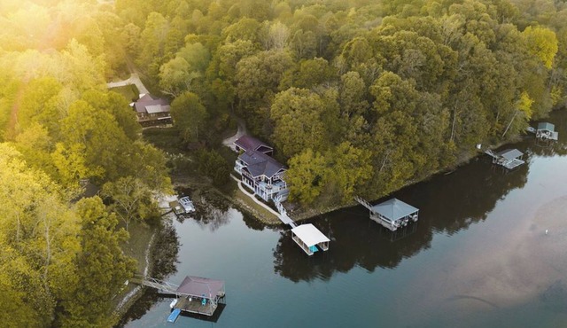 Lake Keowee Home w Dock, Kayaks, Hot Tub!