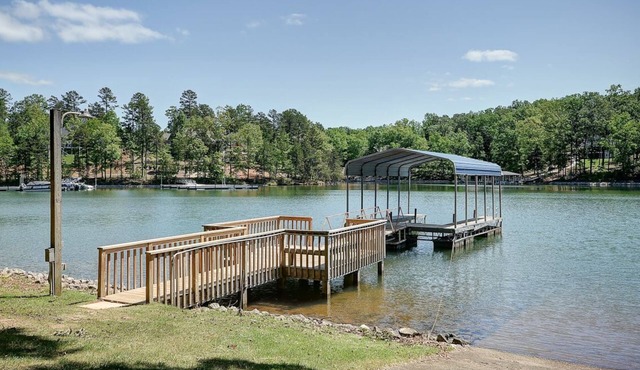 Lake Keowee Lakefront Home W/Private Boat Ramp-Great Rates