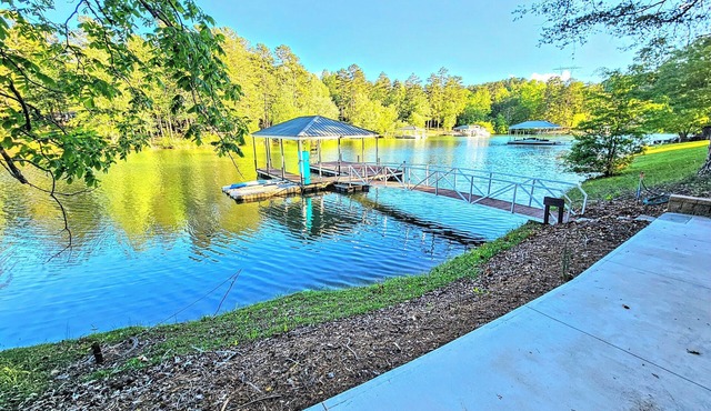 Lake Keowee Lakefront Cove, Private Dock, Boat Parking, Kayaks & more