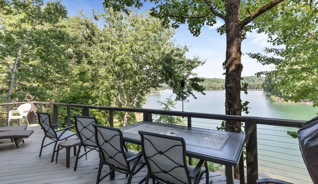 Lake Keowee retreat for 10 with private dock!