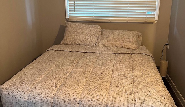 Lake Ko Bungalow, full home. Short walk to lake Koshkonong. Private fire pit.