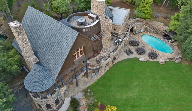 Lake Lanier Castle/Your own Private Resort