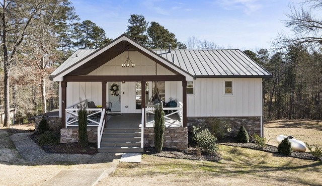Lake Lanier Cottage with Deep Water Forsyth County Newly renovated