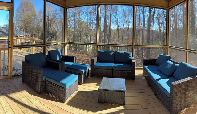 Lake Lanier Cozy 3BR Retreat, Screened-In Deck + Dock Access - Sleeps 6