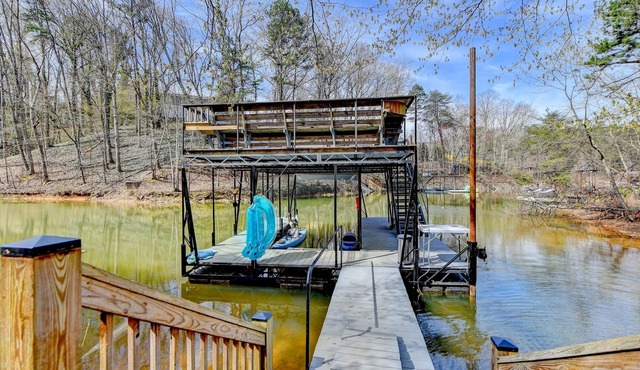 lake lanier lakefront with private dock, king bed, pet friendly