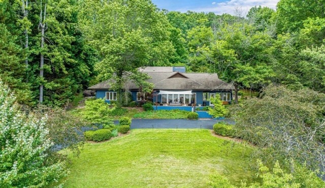 Lake Lanier Retreat – Renovated Luxury + Lake Access & Sunset Views