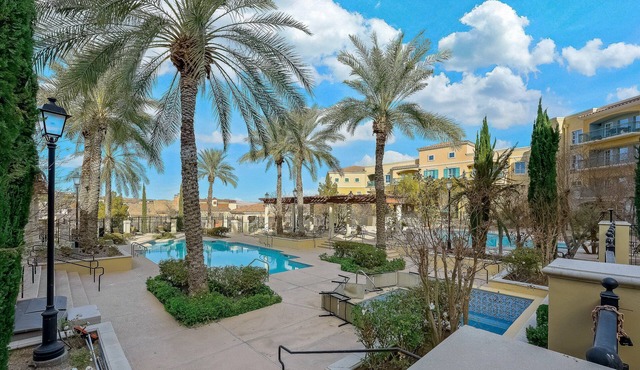 Lake Las Vegas Retreat: Elegant Comfort Awaits