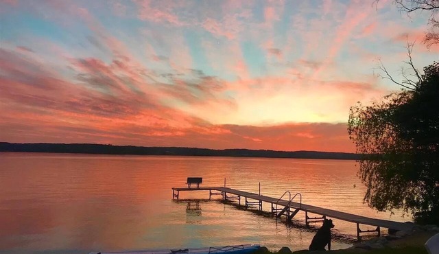 Lake Leelenau Waterfront Cottage-close to Traverse City, Fishtown & Suttons Bay