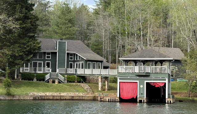 <> LAKE LEVEL Green Acres – Your lakefront place to be!