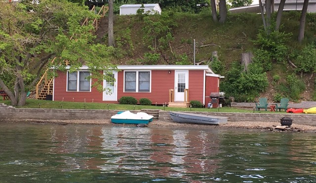 Lake level quiet retreat
