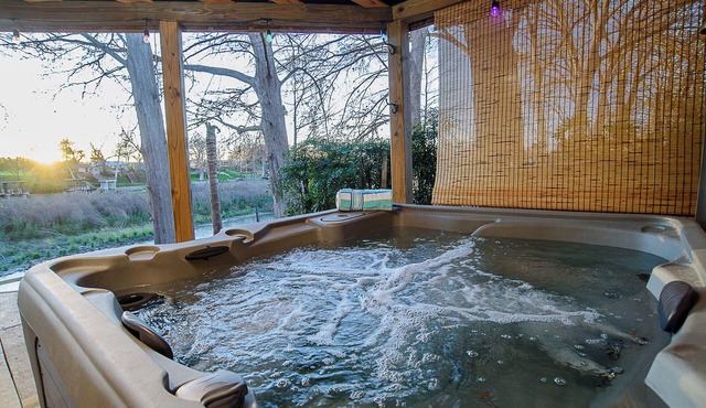 LAKE LEVELS RISING! Guadalupe River Retreat - Sleeps 10, Hot tub & Pet-friendly