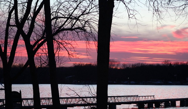 LAKE LIFE #1 W/LAKE ACCESS,PRIVATE BEACH & ENJOY SUNSETS AT THE BACKYARD FIREPIT