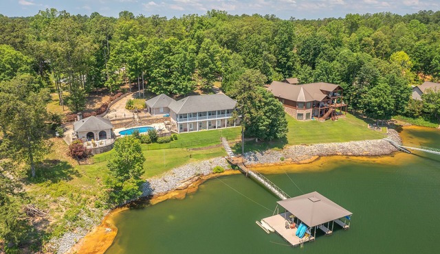 Lake Life 105: 5 BR, 3.5 BA House in Arley, Sleeps 16