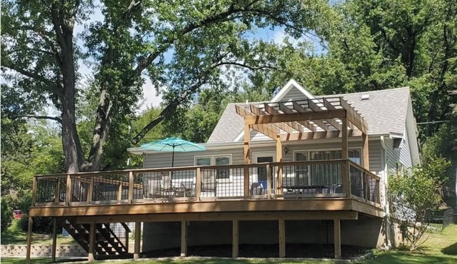 LAKE LIFE! AMAZING HOME FOR A GETAWAY! BOOK 3 NIGHTS GET 4TH FREE!