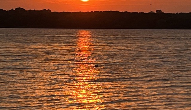 Lake life at its best! Work or family getaway. Nature and Water right out back!
