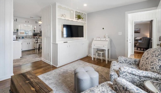 Lake Life C - 2 Bdrm Sleeps 4 - 5 Min Walk to Beach & Downtown Acworth - 10 Min to Lake Point Sports Complex