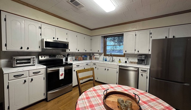 Lake Life is Calling! Minutes to Cypress Bend Park, private 5-Acre Retreat