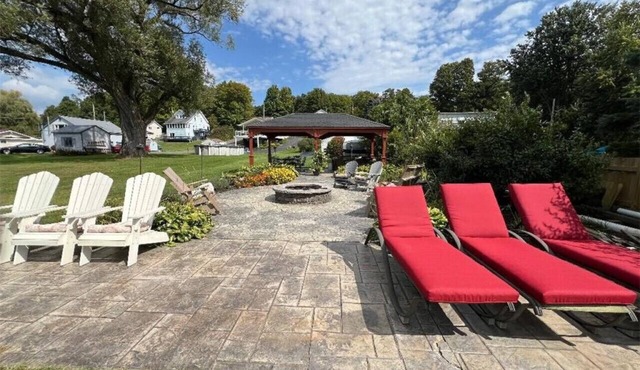 Lake Life Living w/Game Room