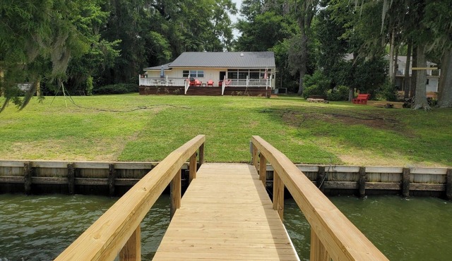 Lake life paradise! Spacious 5 bedroom lakefront with new covered dock