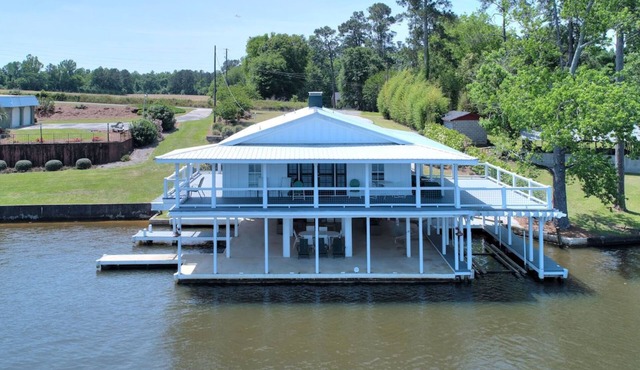Lake Life Retreat 3BR Home w/2 Kitchens & Docks