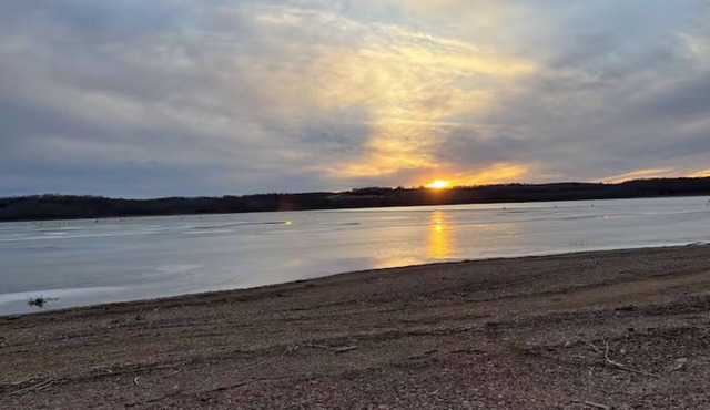 Lake Life! Serenity Cottage on Stockton Lake. Walk to water, Game Room, Hot tub!