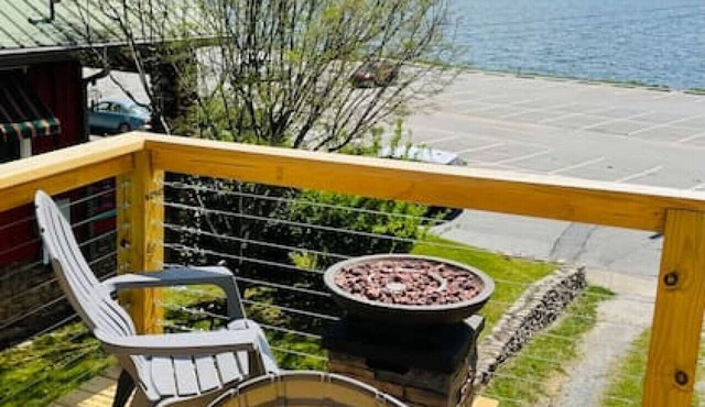 Lake Life Upper Apt-1 min walk to Lk J Assembly-10 min to Waynesville & BR Pkwy