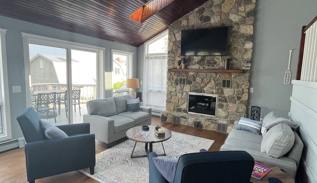 Lake Life! Beach Front Home