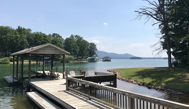 LAKE LIVING AT ITS FINEST. Cozy cottage with wide water and mountain views.