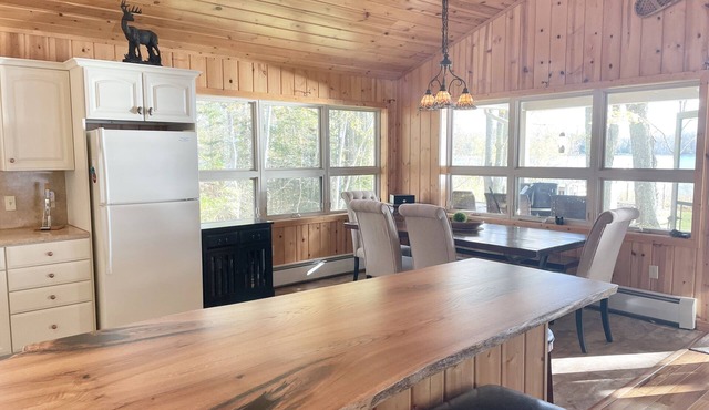 Lake living at its finest in this comfy cottage