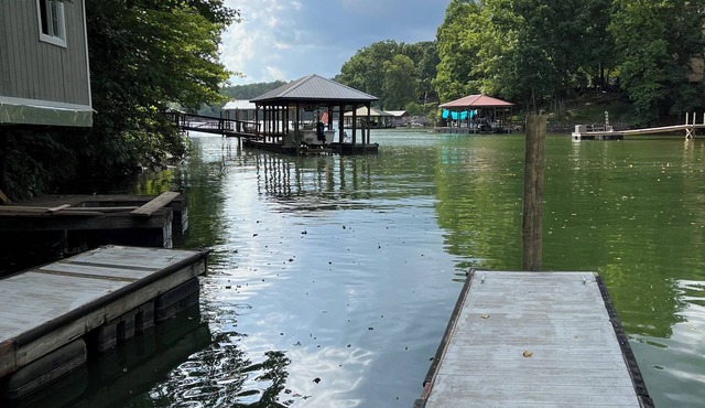 Lake Living's best! n"Chillax" with 3brm, 2 Kings and 2-XL twins, 2 bath