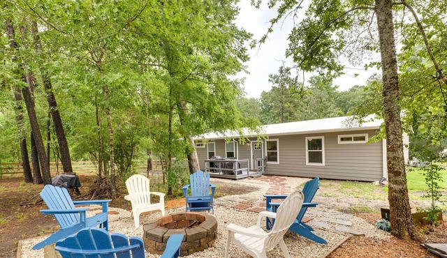 Lake Livingston Escape w/ Fire Pit + Gas Grill!