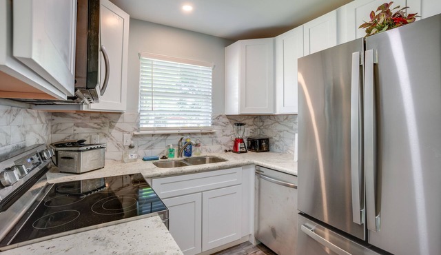 Lake Livingston Getaway w/Balcony + Water View!