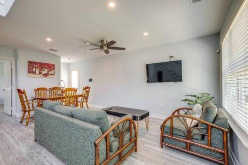 Lake Livingston Getaway w/ Balcony + Water View!