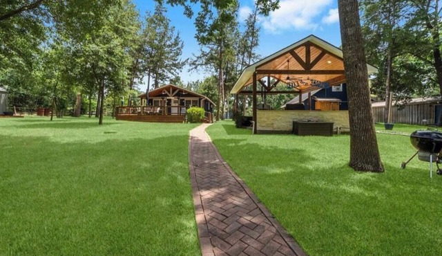Lake Livingston Retreat + Firepit/Game Room