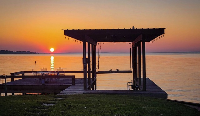 ‣ Lake Livingston Waterfront House, Sunset views. Deep water, Fishing, Kayaking.