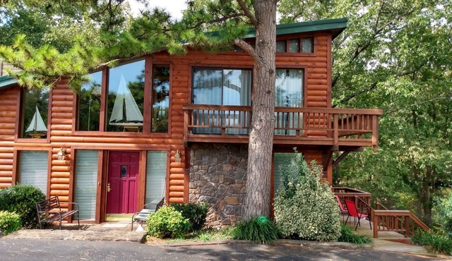 Lake lodge with Grand Lake views close to marina and Honey Creek Hive Mini Golf