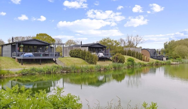 Lake Log Cabin - Hot Tub & Tranquil Surroundings
