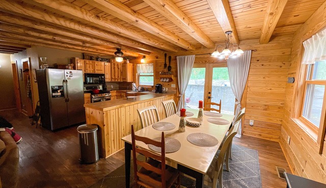 Lake Log Cabin - right on Greers Ferry lake